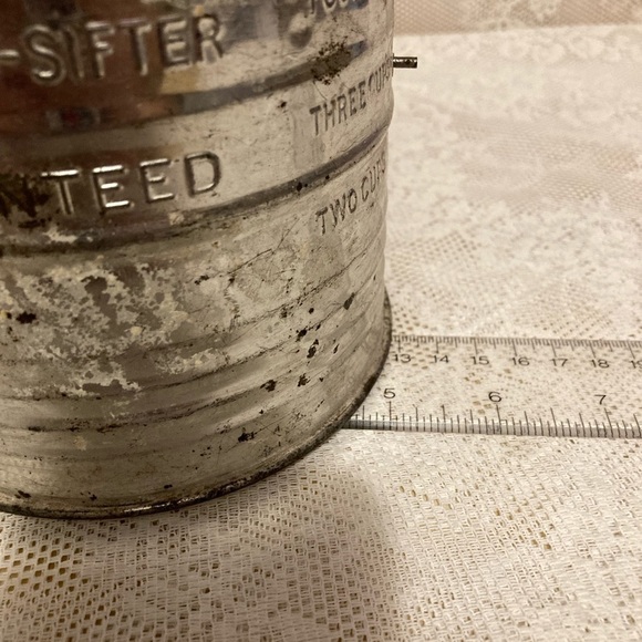 Vintage Metal Bromwell's 5 Cups Measuring Sifter Red wood Crank handle - Picture 13 of 13